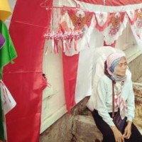 Iyom, penjual bendera di seputas mesjid Syiarul Islam.